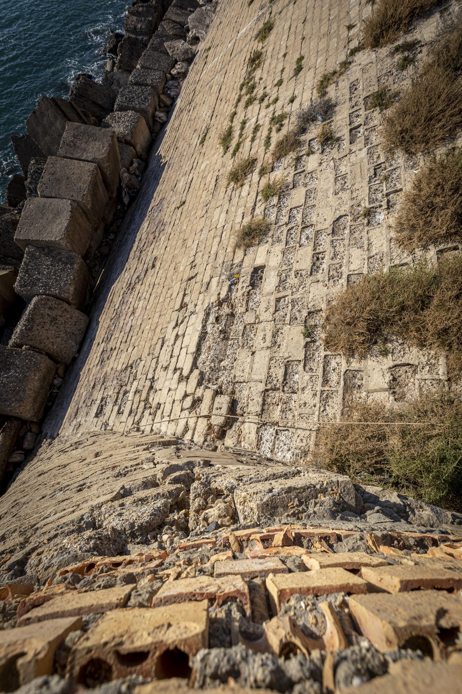 Imágenes del mal estado de la muralla del Campo del Sur