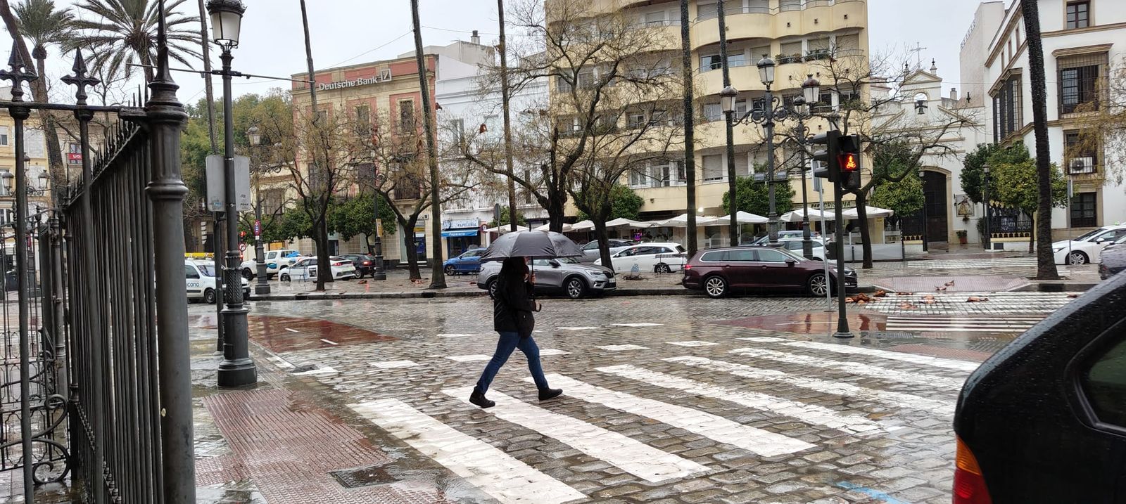 Un hombre con paraguas, días atrás, en el centro de Jerez.