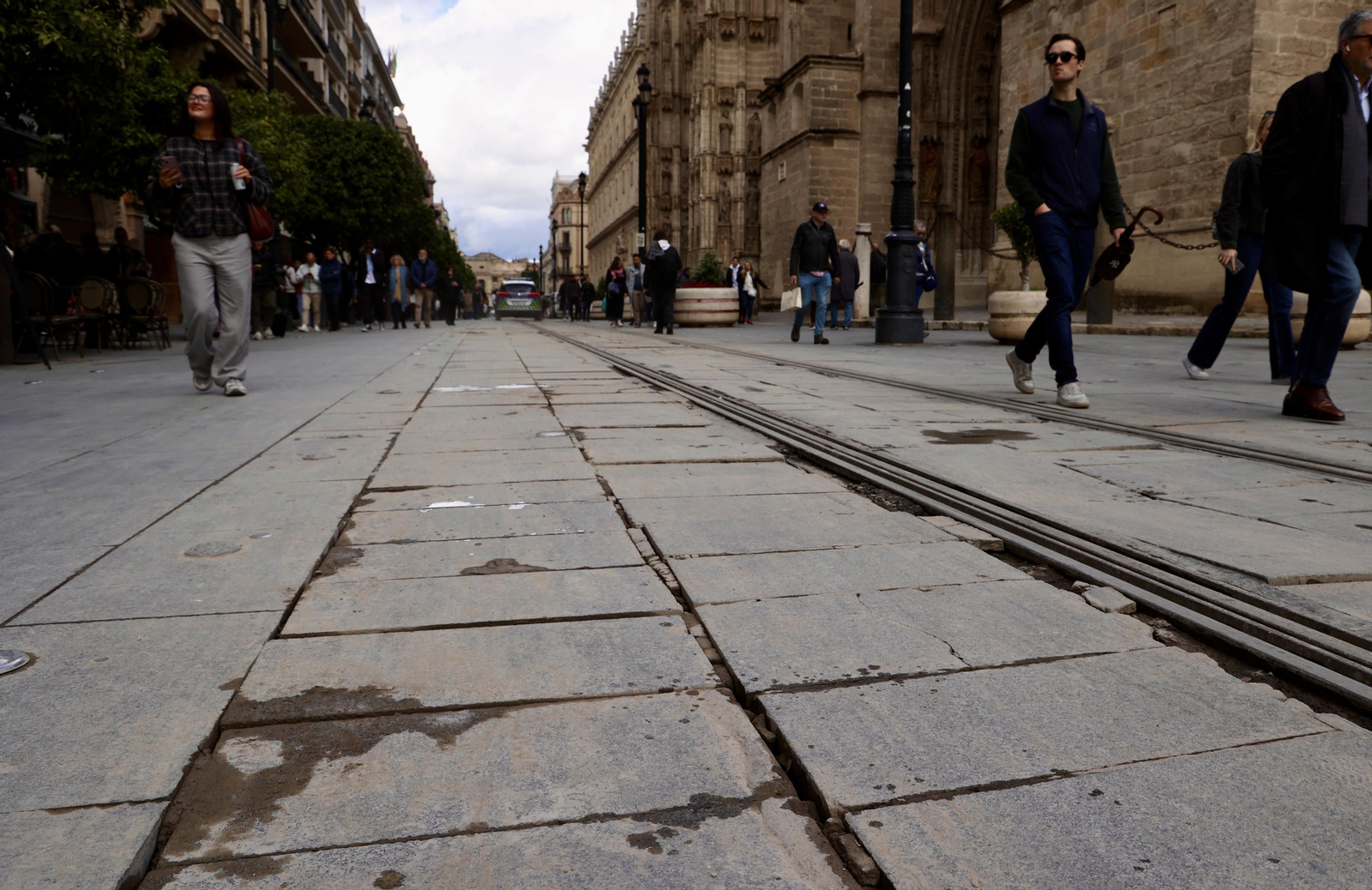 Mal estado del pavimento en la Avenida de la Constitución