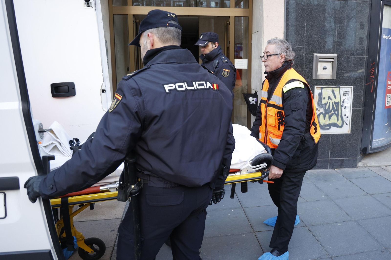 Dos agentes de Policía Nacional y un trabajador de la funeraria trasladan el cuerpo de la niña asesinada por el novio de su madre en Valladolid.