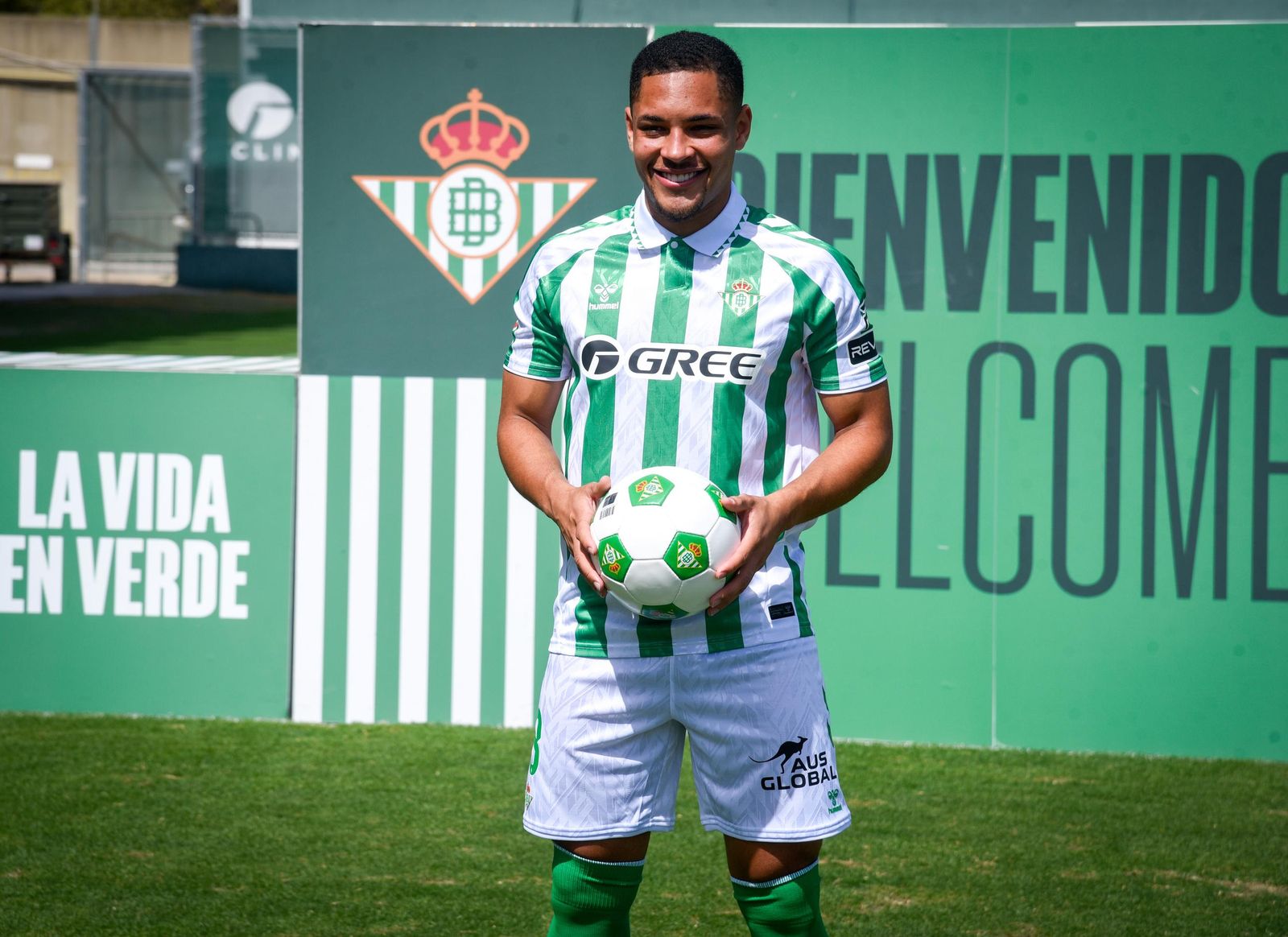 Las imágenes de la presentación de Vitor Roque y Lo Celso