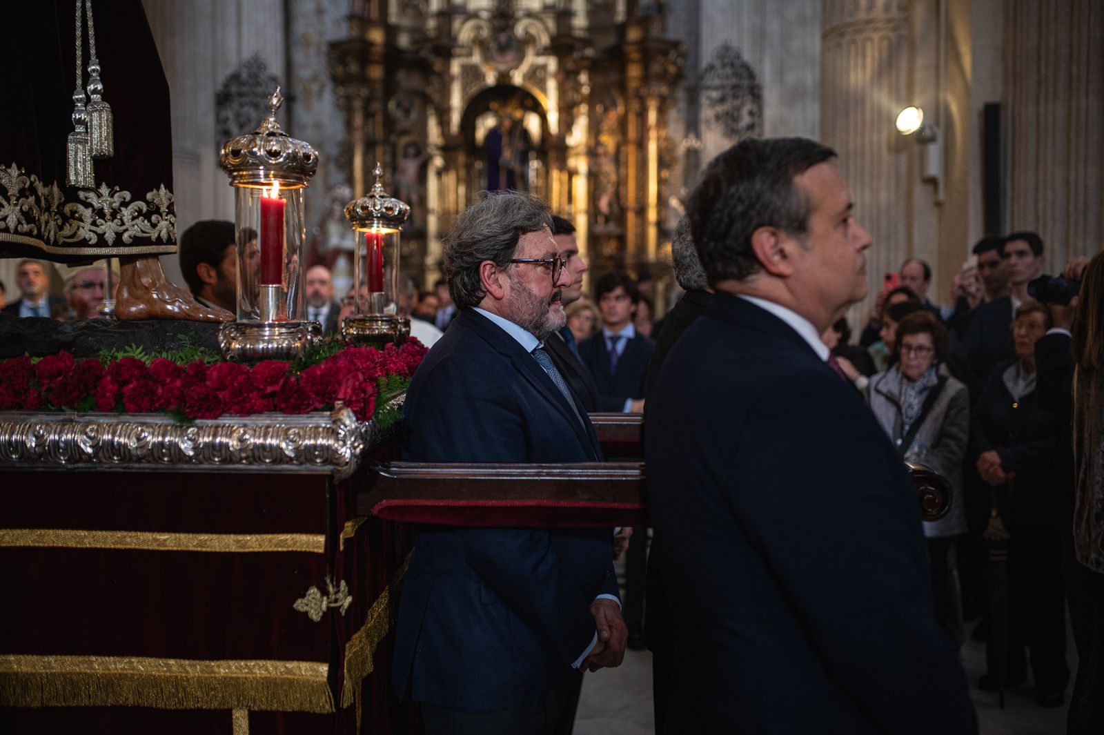 El traslado del Señor de Pasión a su paso, en imágenes