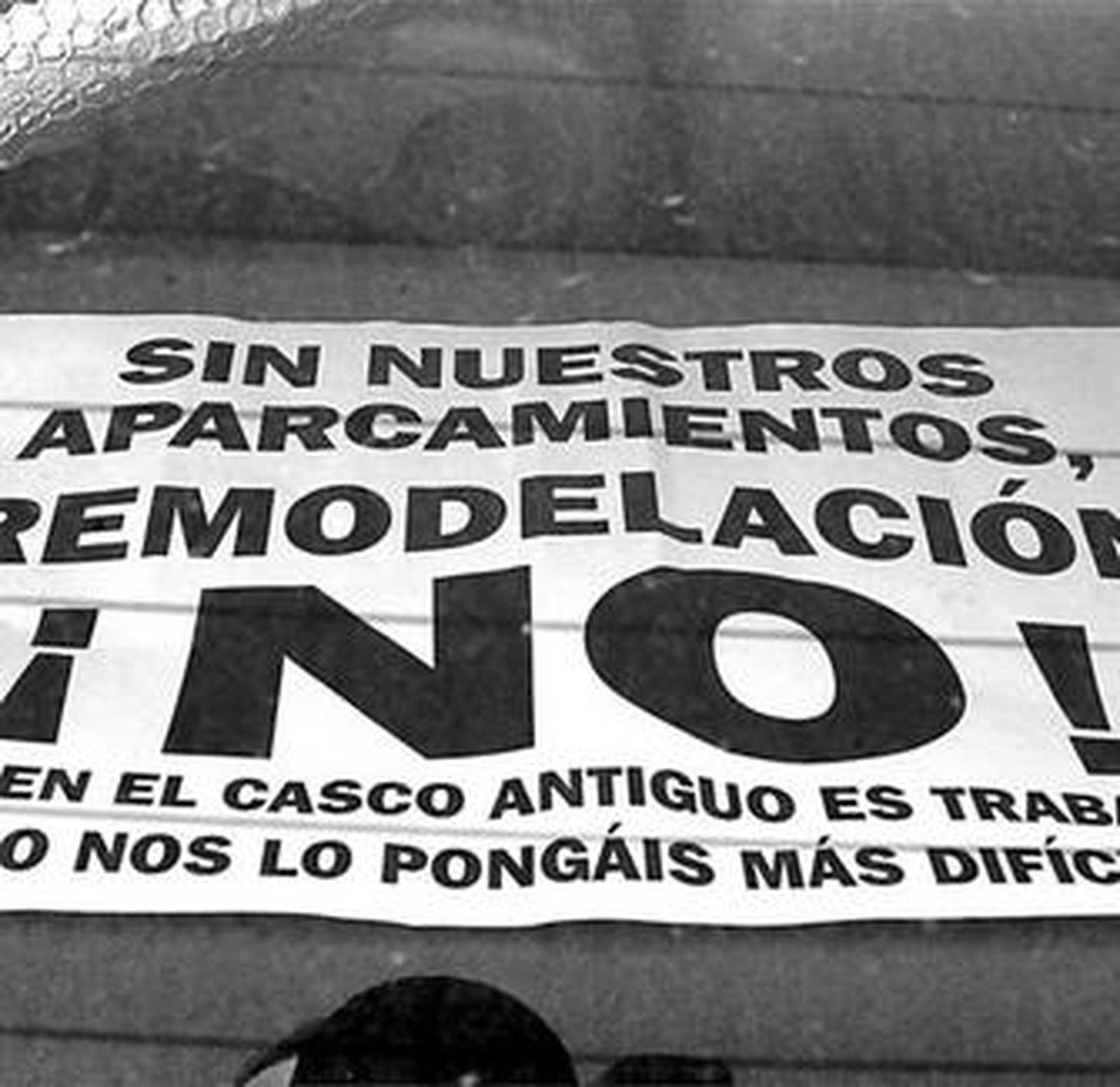 Uno de los  carteles de protesta de los vecinos.