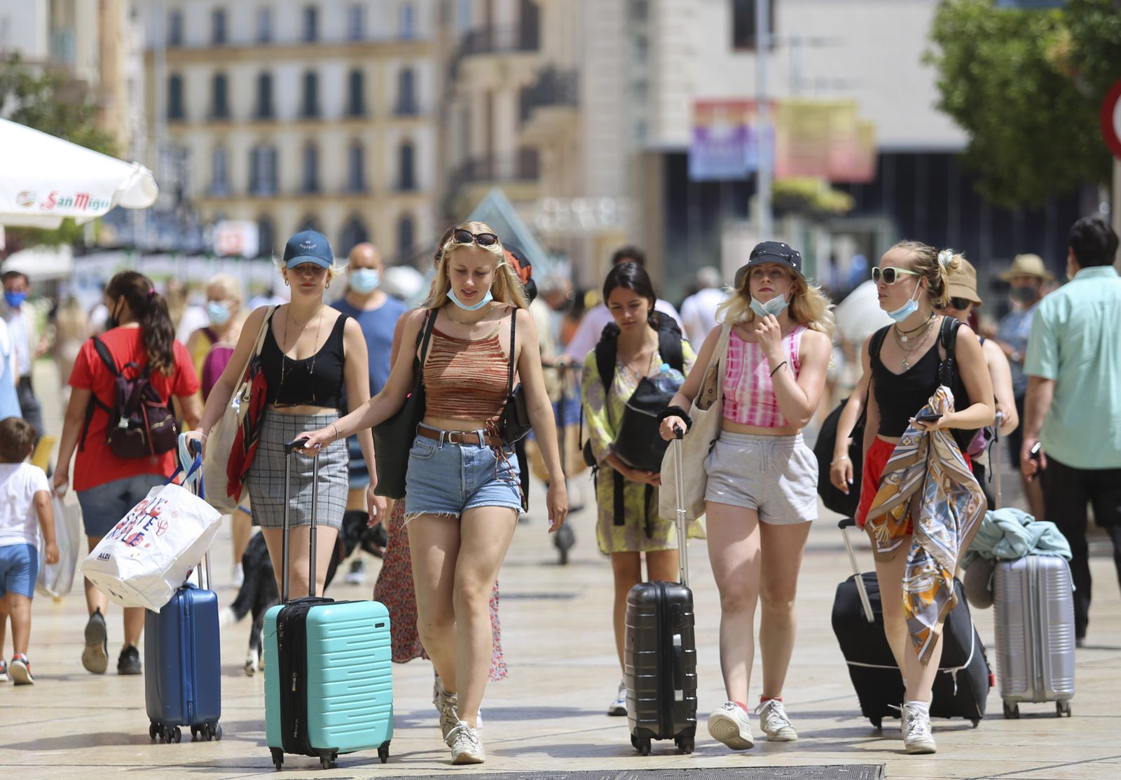 Turistas por la calle Alcazabilla.