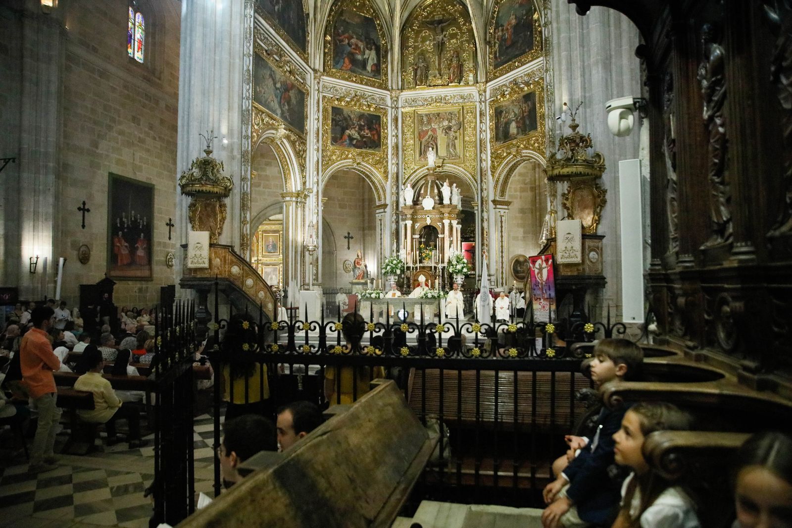 Imágenes de la procesión del Corpus Christi en Almería: así han sido la misa y la posterior marcha por la capital