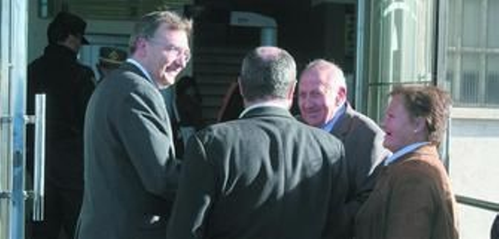 El alcalde de Cortegana, Antonio Marín, se dispone a entrar en el Palacio de Justicia para asistir al juicio en calidad de imputado.