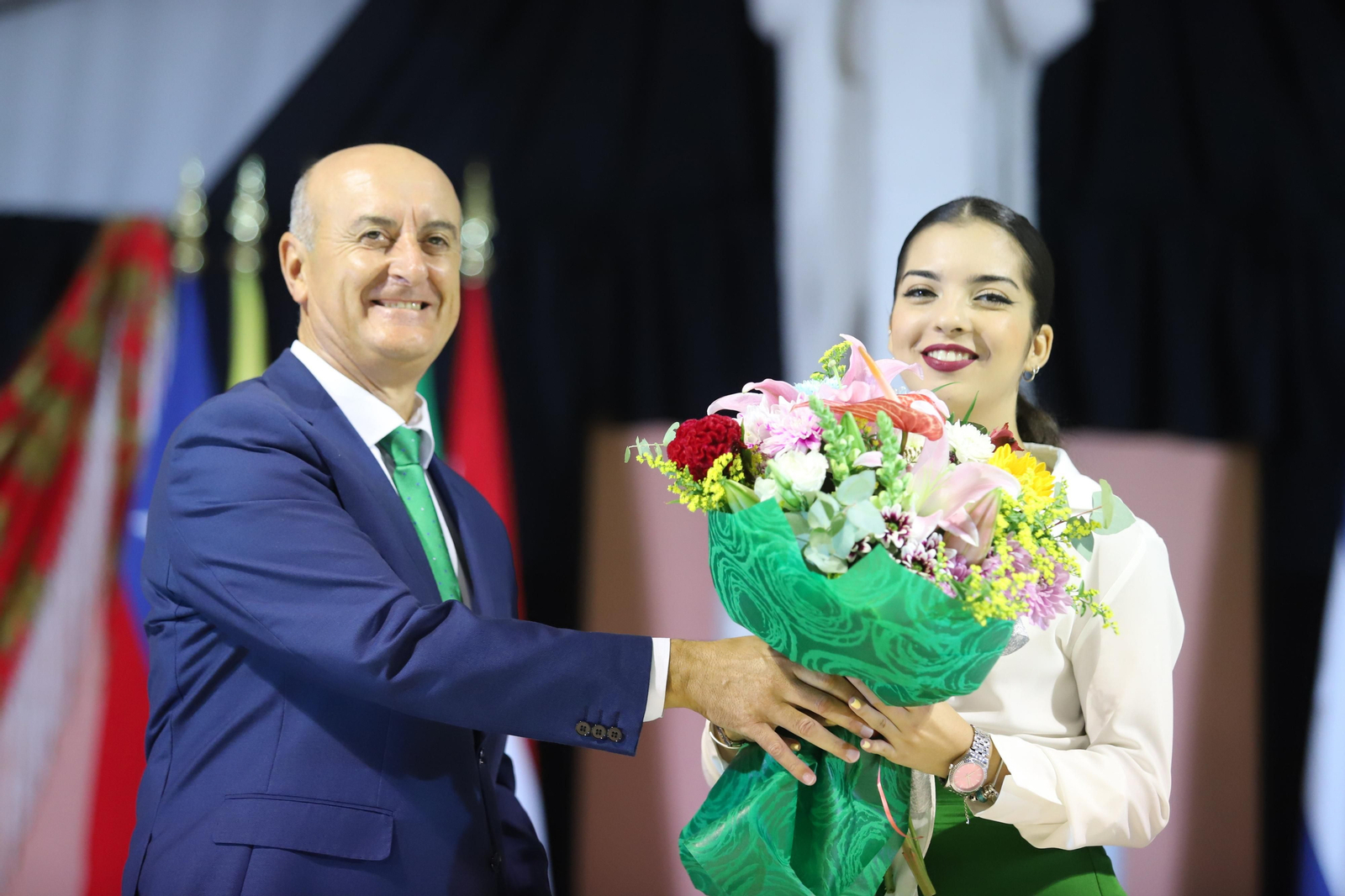 Imágenes de la coronación de la Reina de las fiestas del barrio de La Hispanidad