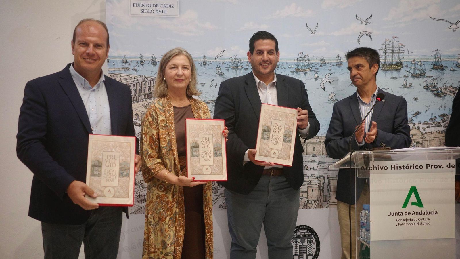 Los delegados territoriales de la Junta de Andalucía con sus facsímiles del privilegio de cadenas y el director del Archivo Provincial de Cádiz.