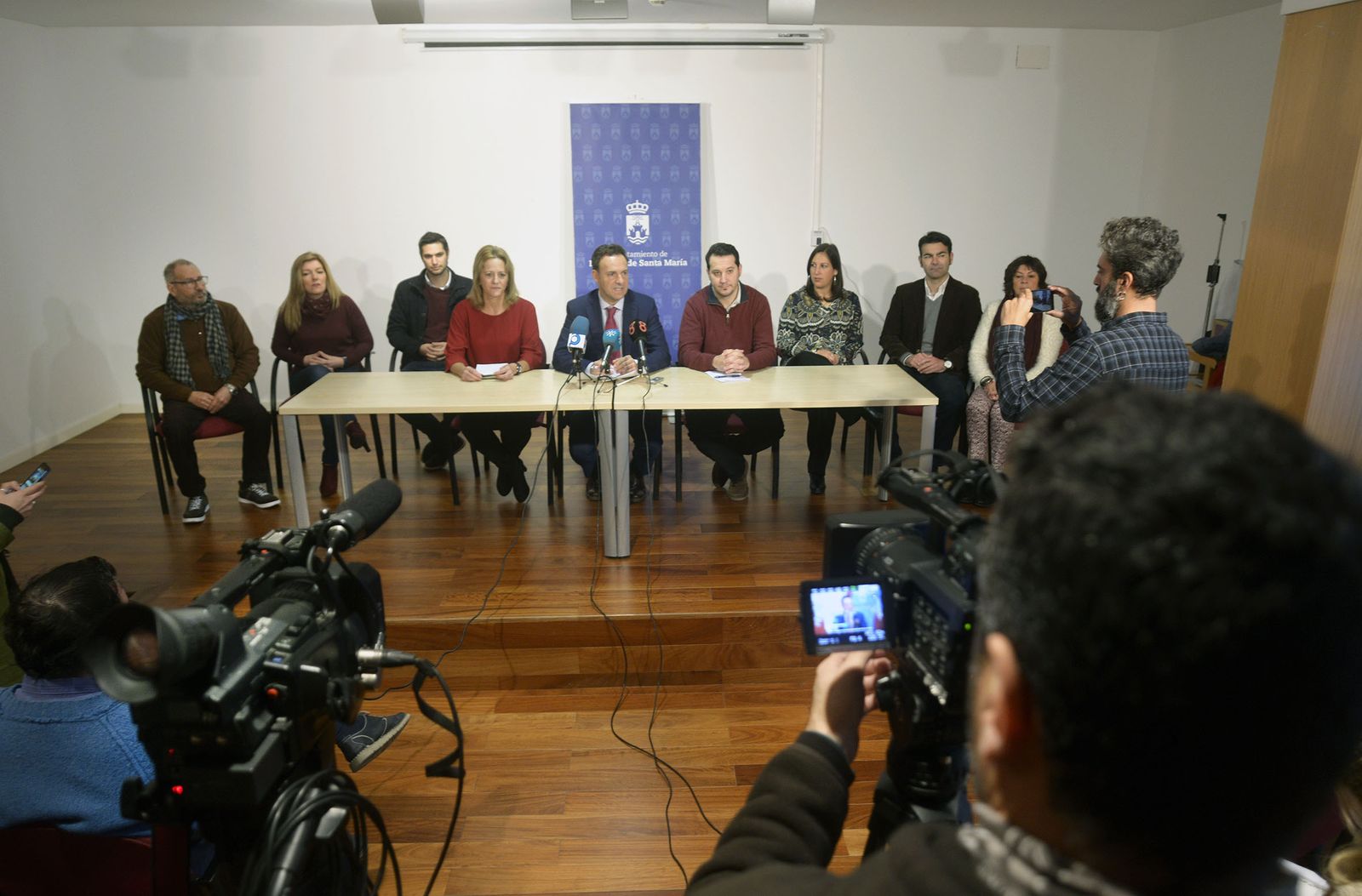 El equipo de gobierno de PSOE e IU, al completo el pasado miércoles en la rueda de prensa de presentación.