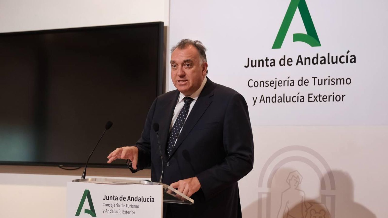 El consejero de Turismo y Andalucía Exterior, Arturo Bernal, este viernes en rueda de prensa.
