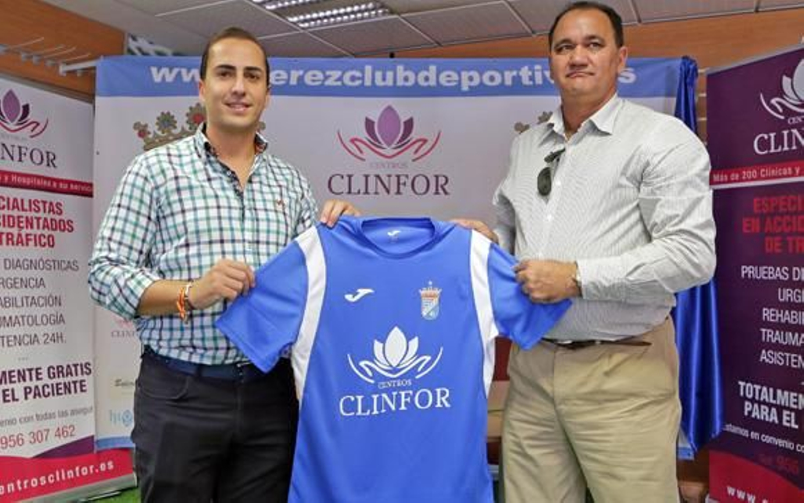Alfonso Puerto, dueño de Clinfor, y Vicente Vargas posan con la camiseta del Xerez. /Manuel Aranda