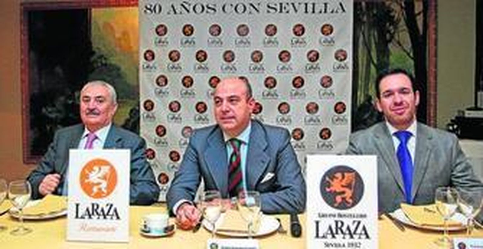 Pedro Sánchez Cuerda, presidente del Grupo La Raza, flanqueado por el presidente del Consejo, Carlos Bourrellier; y el pregonero de la Semana Santa de 2013, Francisco Javier Segura Márquez.