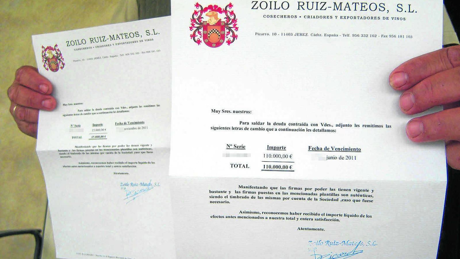 Un afectado muestra uno de los pagarés emitidos por Nueva Rumasa