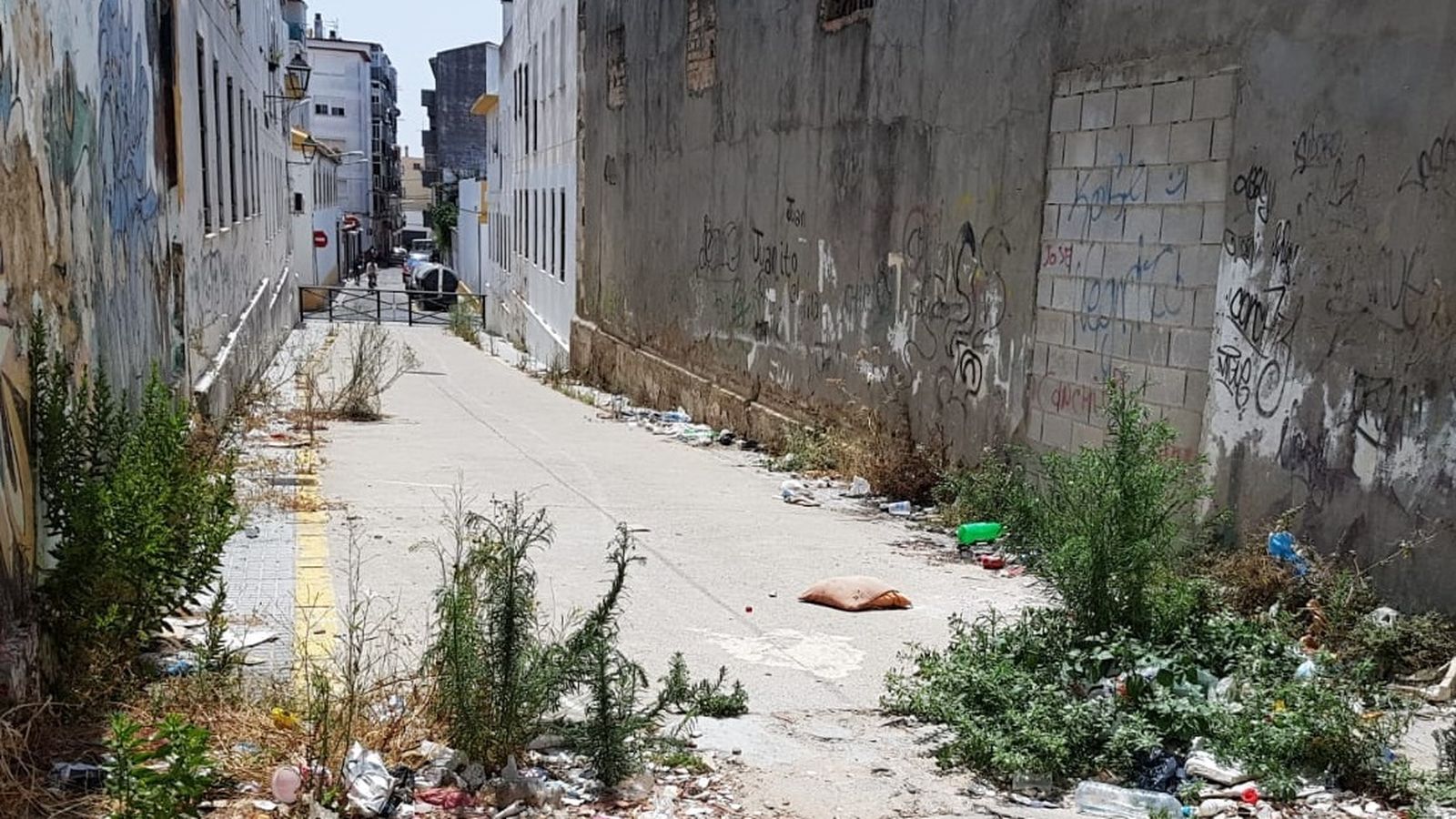 Imagen del estado que presenta el último tramo de la calle Rueda, cercano a la barriada de José Antonio.