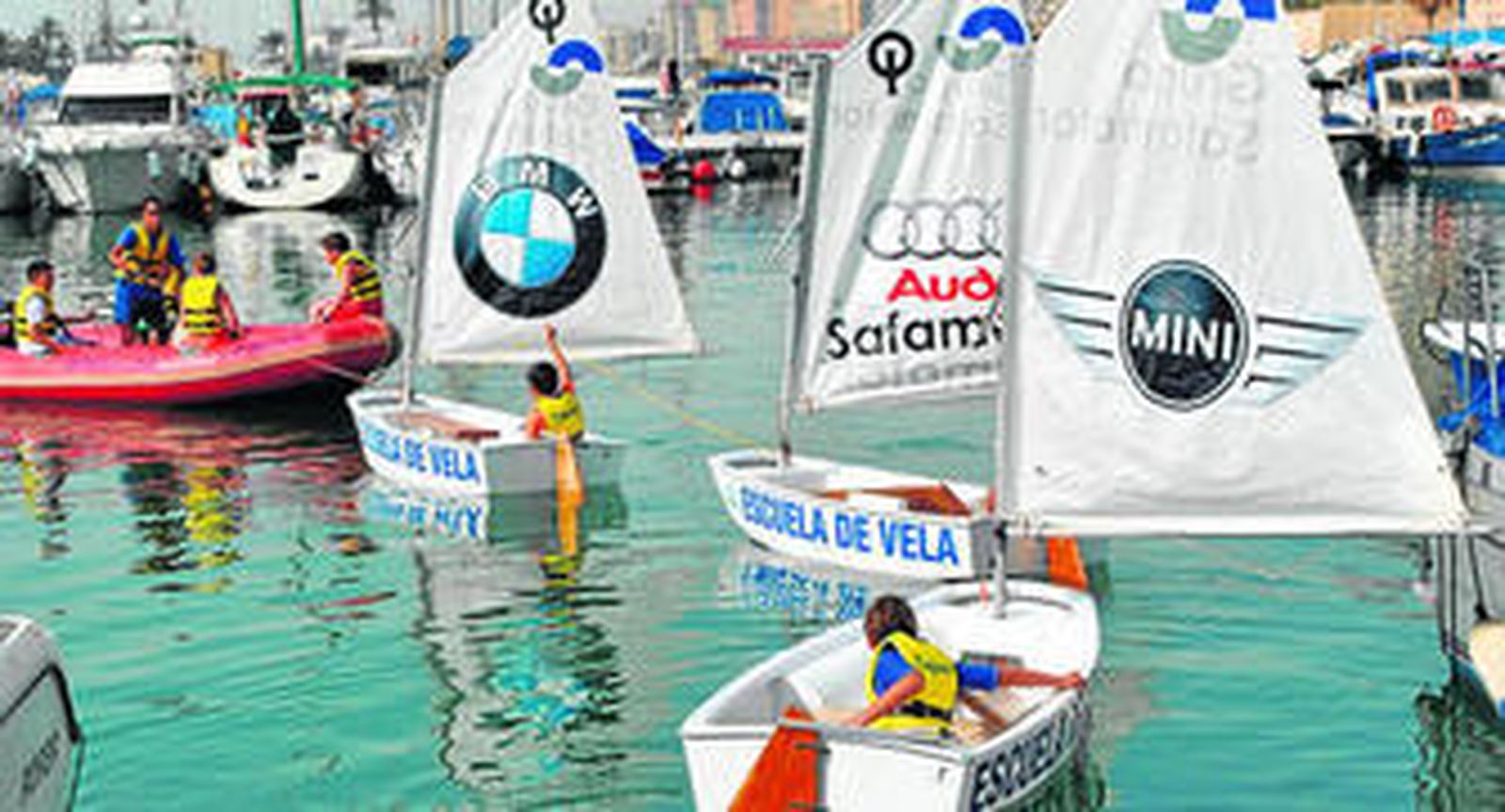 Uno de los cursos para niños que ofrece la Escuela de Vela de Fuengirola.