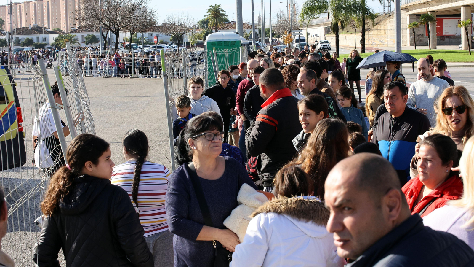 El parque de atracciones de Navidad junto a la Feria volvió a llenarse este sábado El parque de atracciones de Navidad junto a la Feria volvió a llenarse este sábado