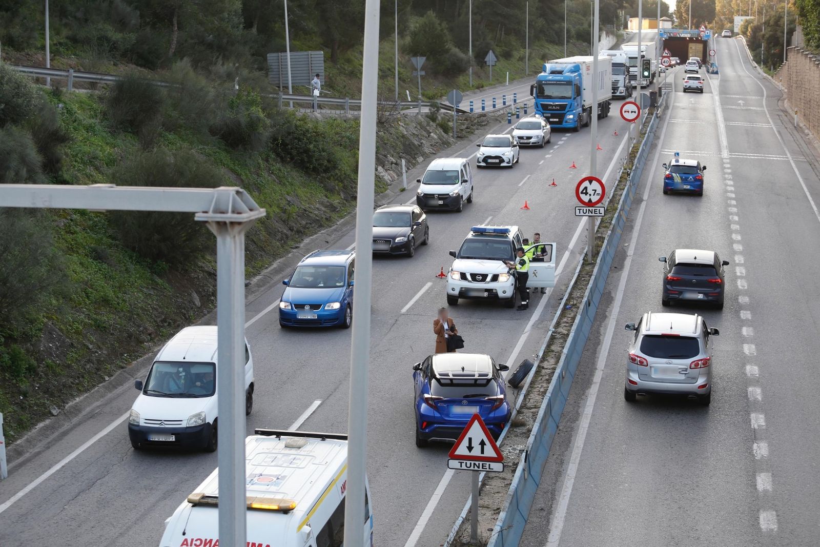 Accidente de tráfico en la entrada a Algeciras por el túnel del Acceso Norte, este miércoles.