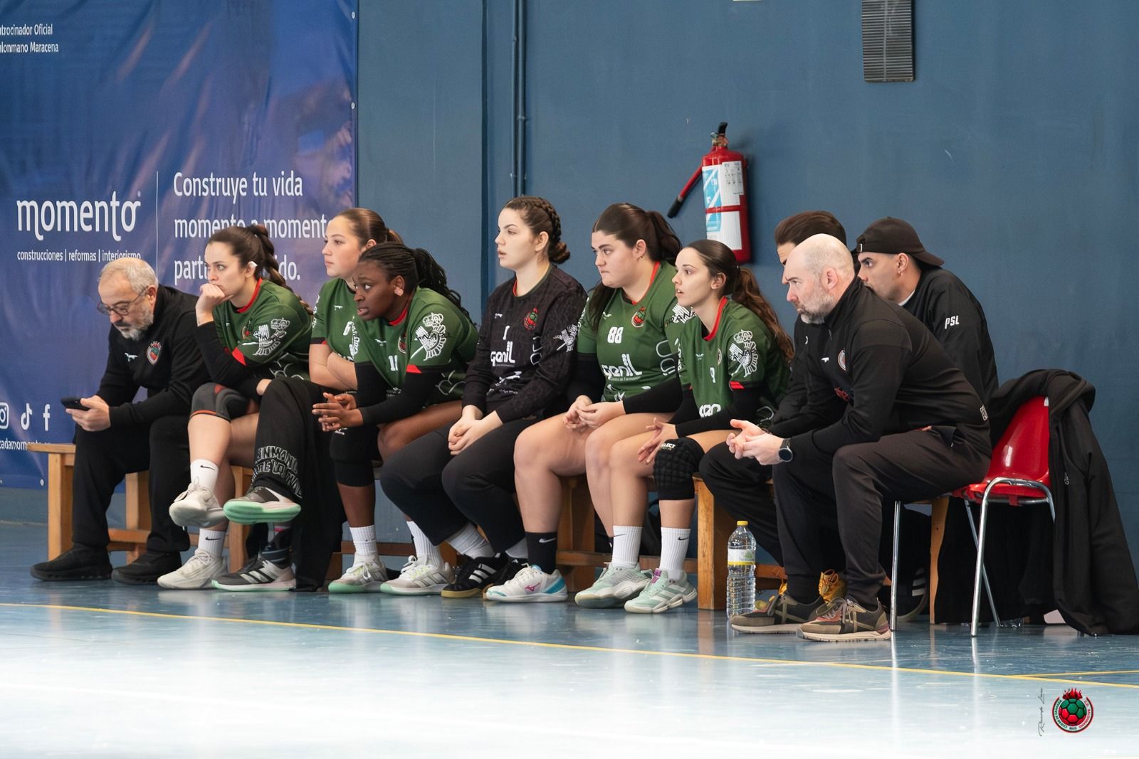 Pablo Perea, entrenador del BM Granada Femenino, observando el partido desde su banquillo.