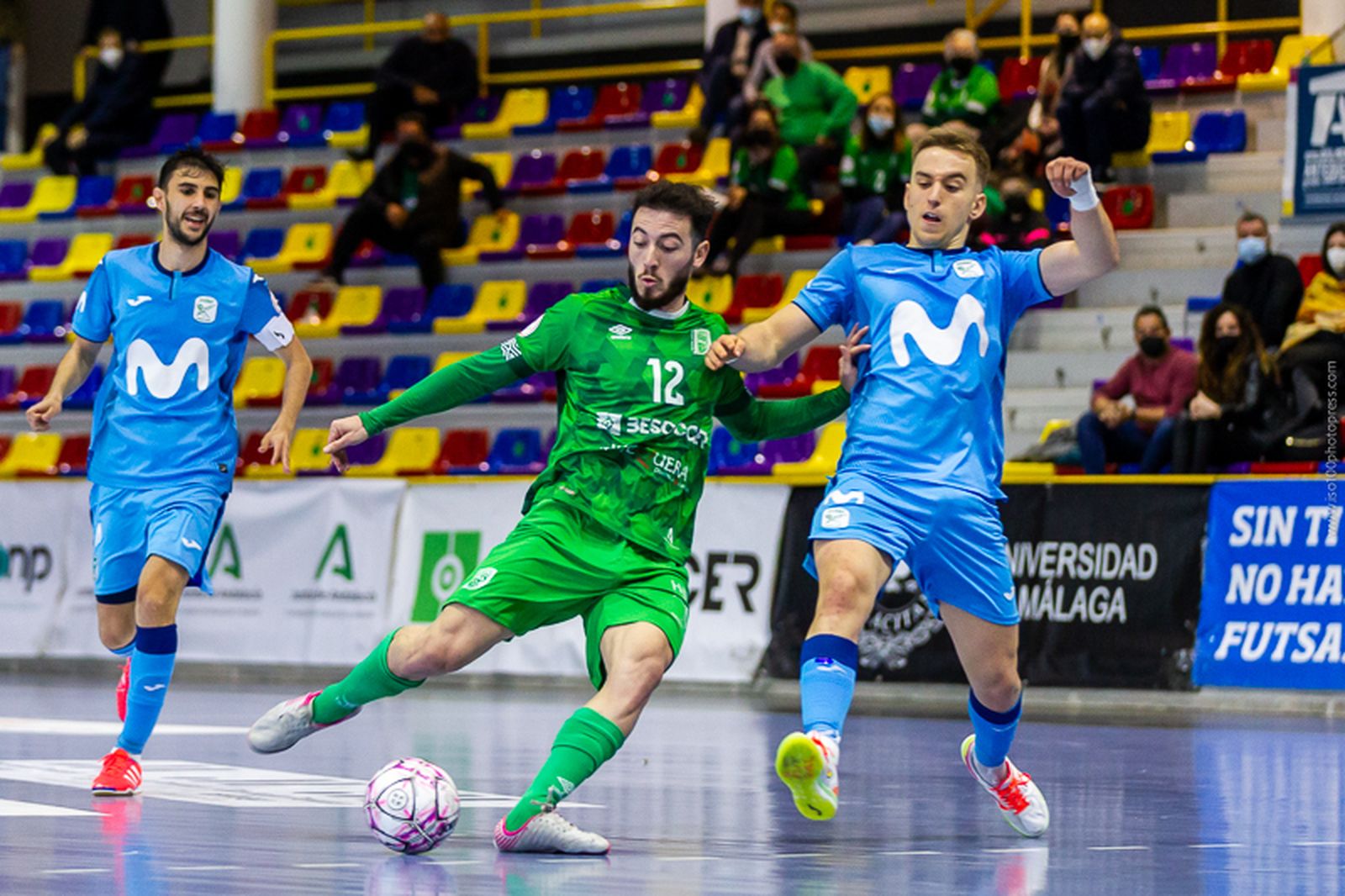 Cobarro golpea la pelota en uno de sus goles.