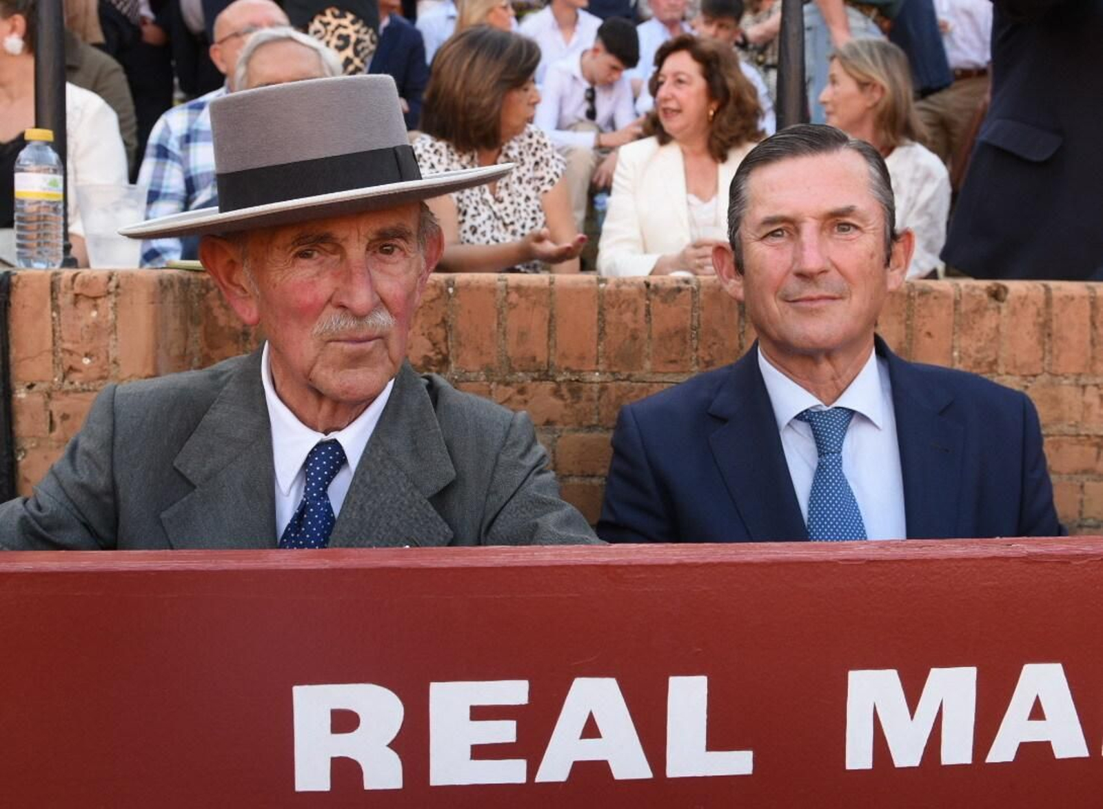 Las fotos de la Puerta del Príncipe de los toros en la 15ª del abono en Sevilla