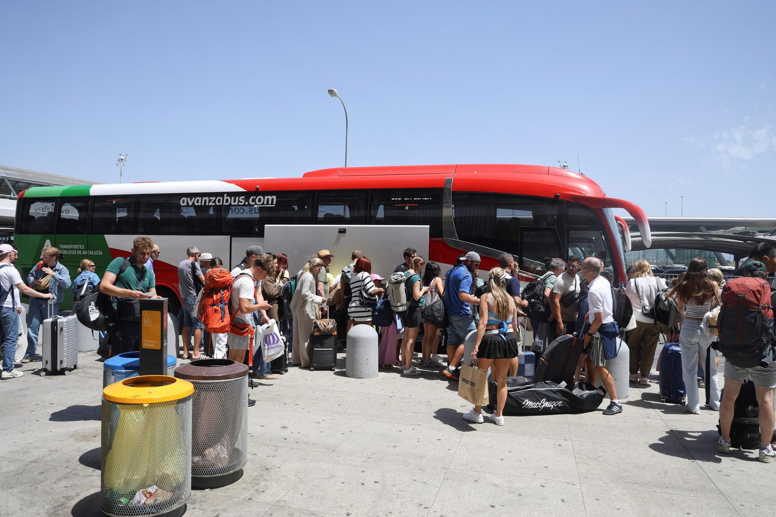 Pasajeros se montan en un autobús.