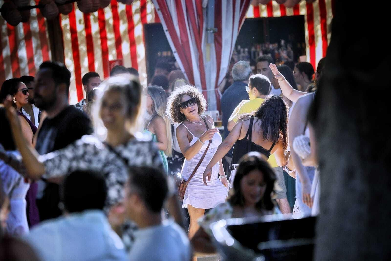 Búscate en las imágenes del Día de la Mujer de la Feria del Carmen de San Fernando