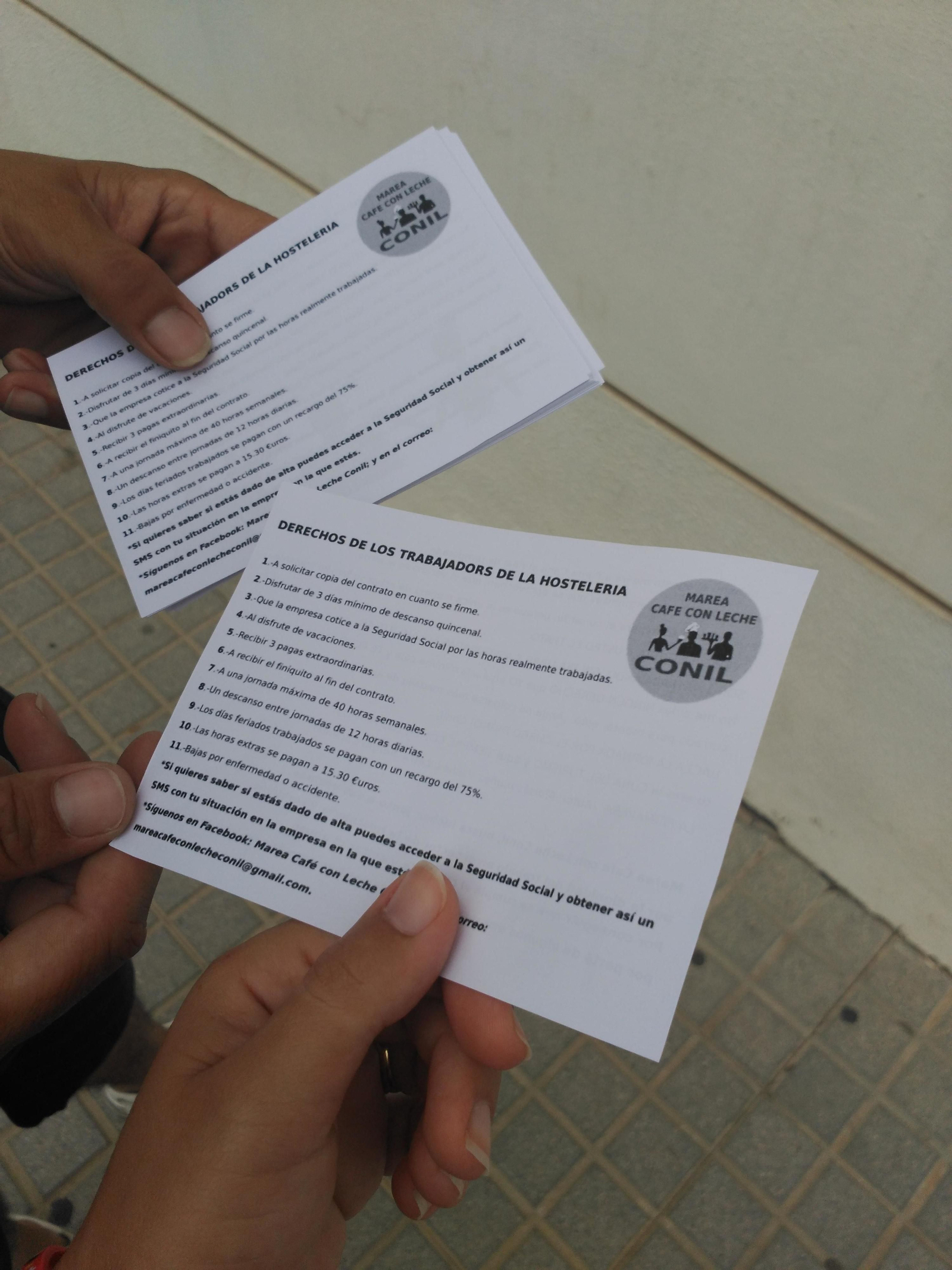 Folletos que están repartiendo los miembros de la marea.