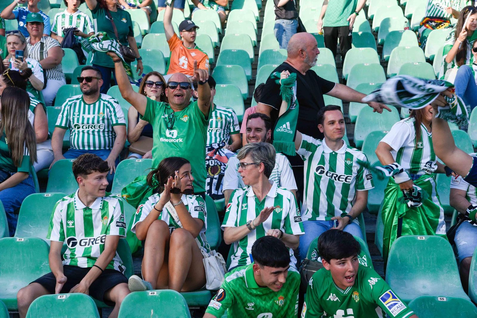 Las fotos de la afición del Betis en el Villamarín