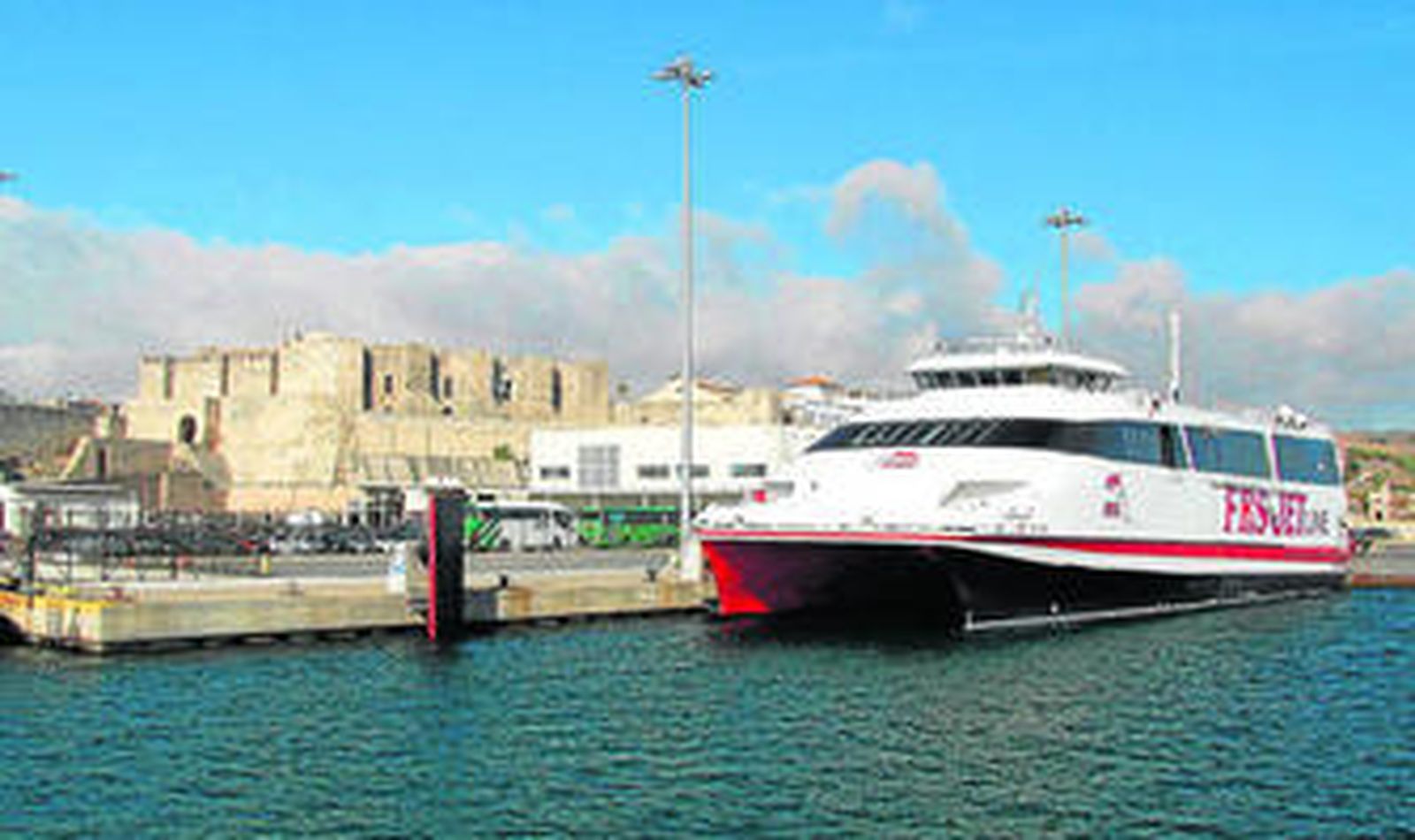 Un barco de FRS, en el puerto de Tarifa.