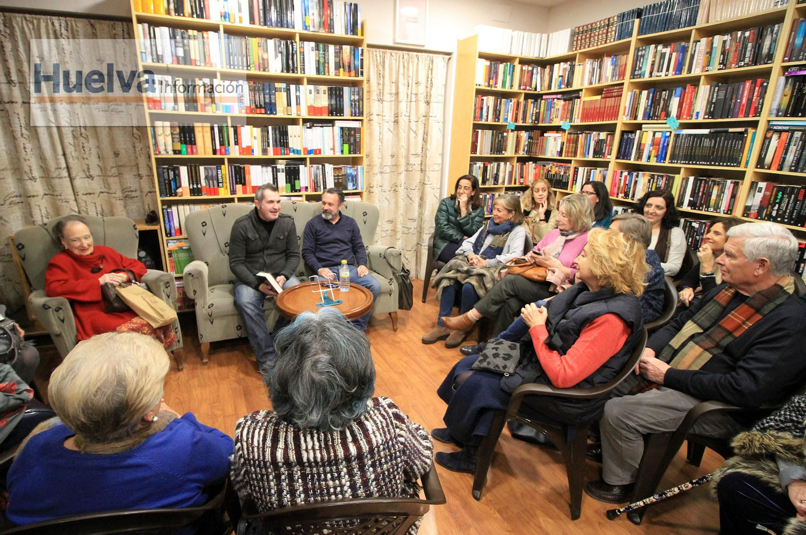Imágenes de la presentación del libro 'El secreto de la tritona', de Manuel Pinomontano. En la librería La dama culta