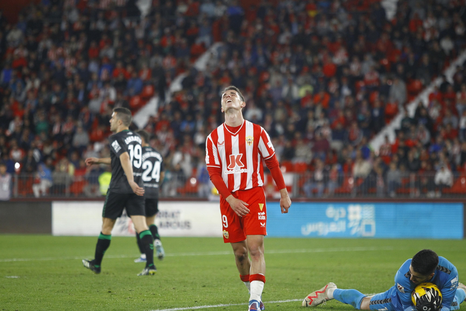 Imágenes del partido de fútbol U.D. Almería-Real Betis Balompié
