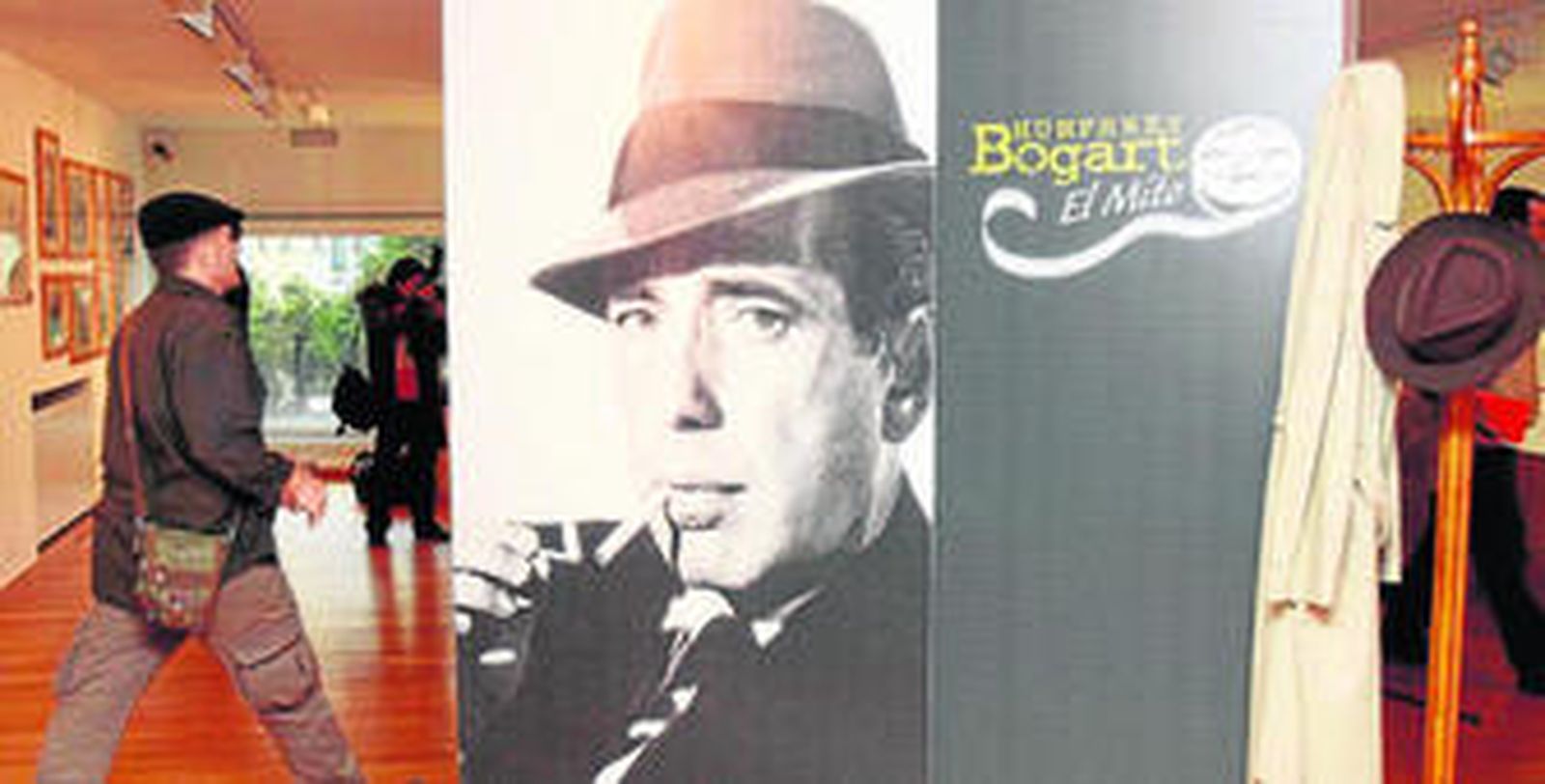 Arriba, un gran cartel da la bienvenida a la exposición. En la imagen de abajo, objetos personales del actor.