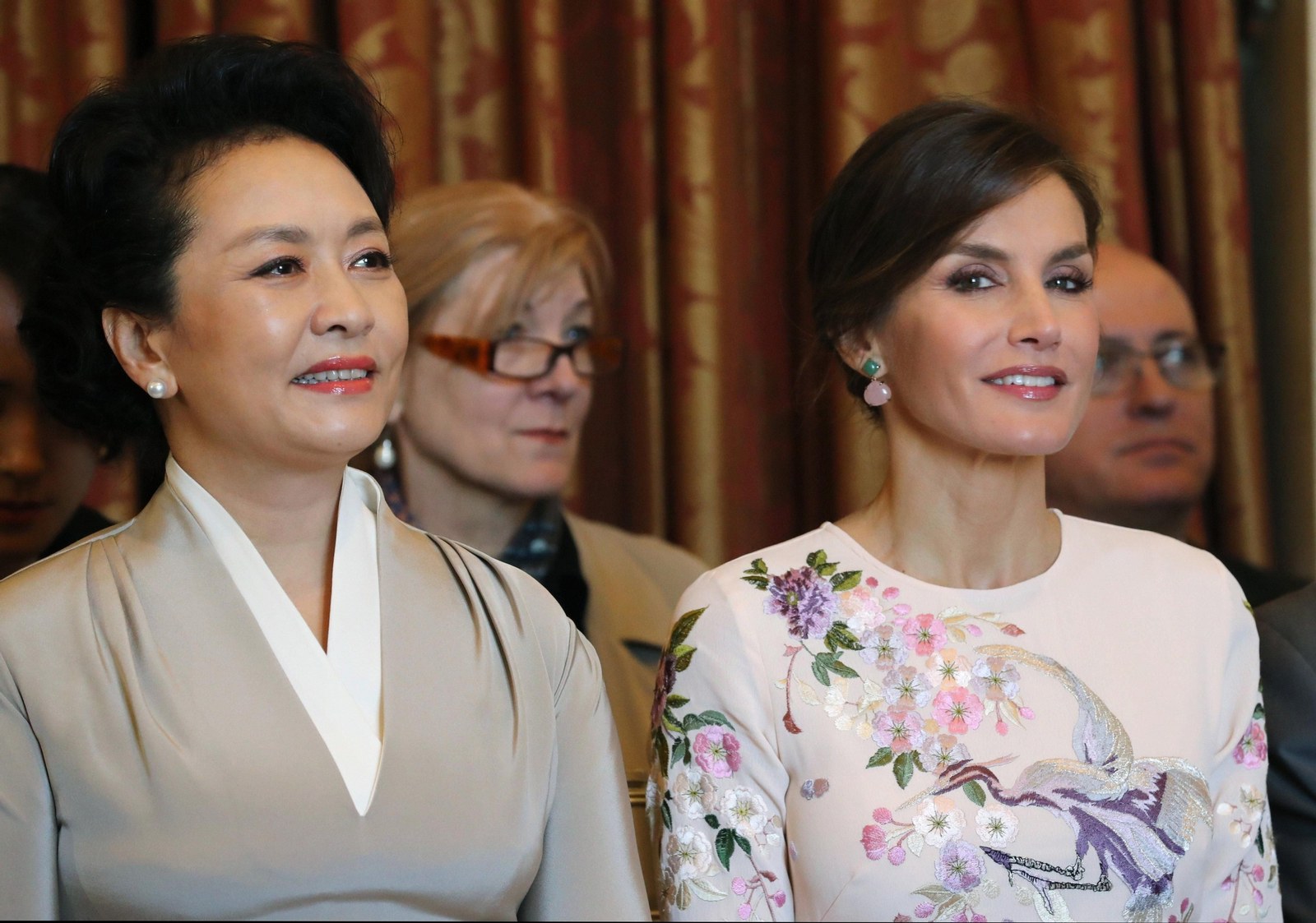 La reina Leticia con la primera dama china, Peng Liyuan, en el Teatro Real.