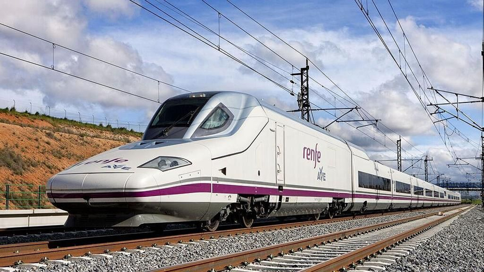 Un AVE durante su recorrido hacia Córdoba.