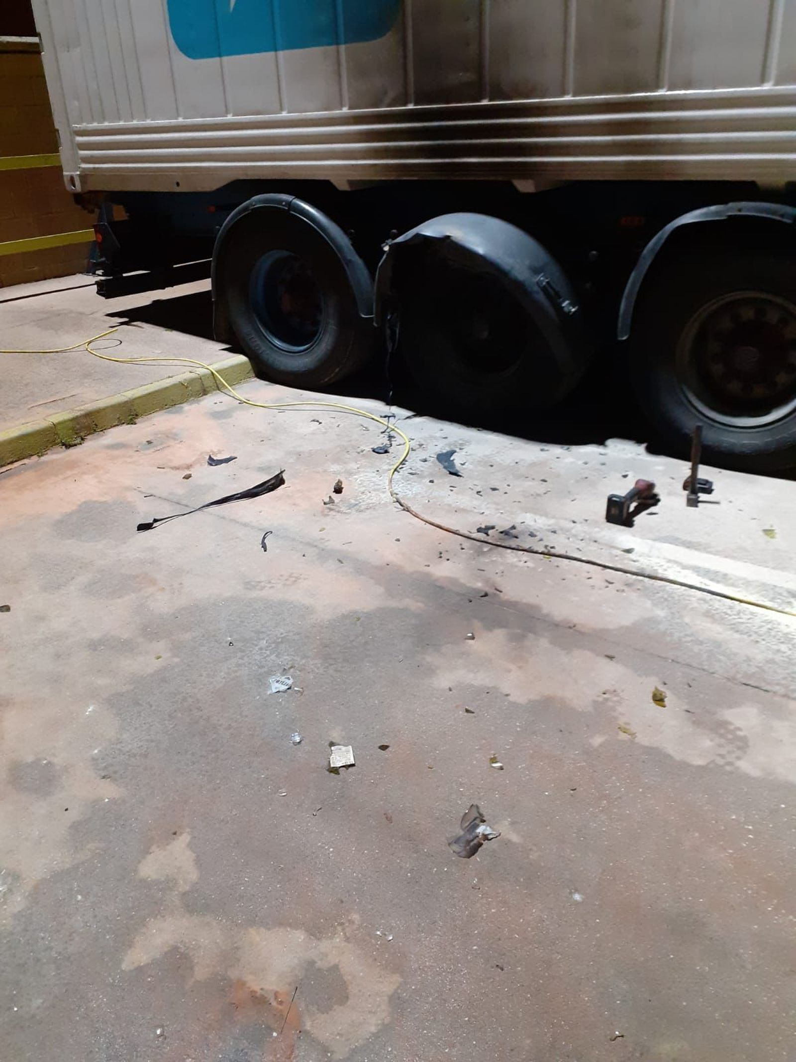 Daños por uno de los cócteles molotov arrojados contra camiones de una empresa en Algeciras.
