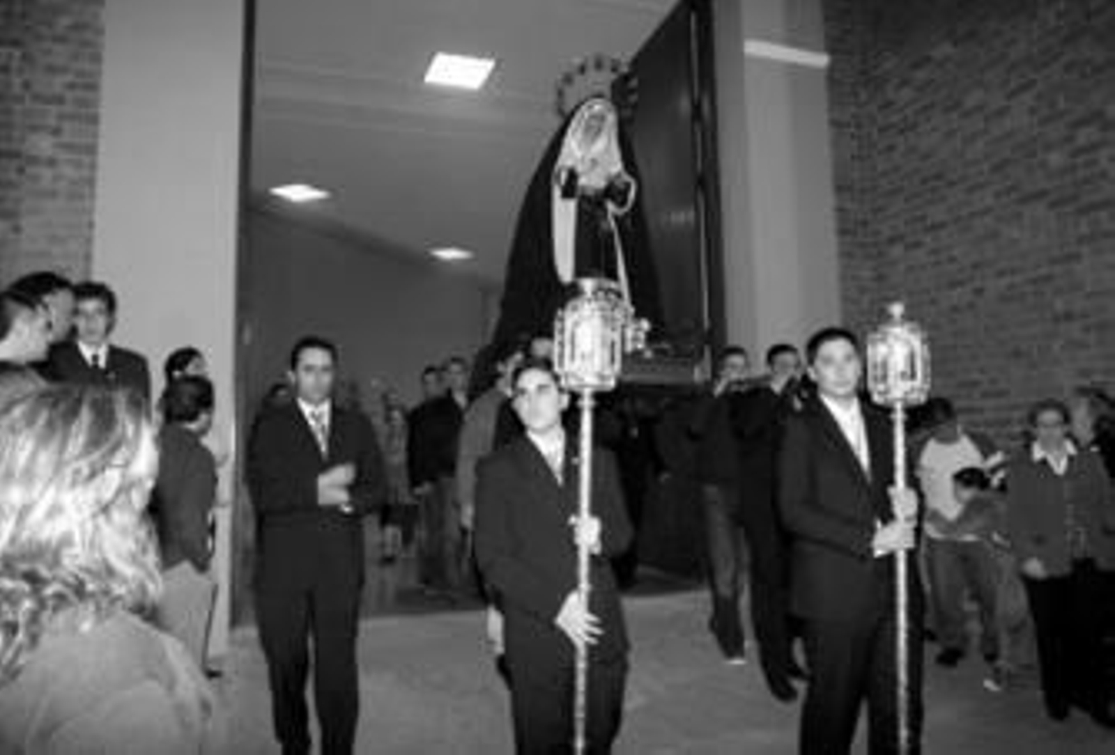 El Cristo del Amor, de la barriada de San Bernardo, a hombros de los hermanos.