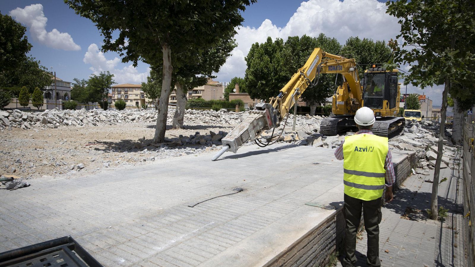 Un grupo de trabajadores pica el suelo del Parque de la Estación