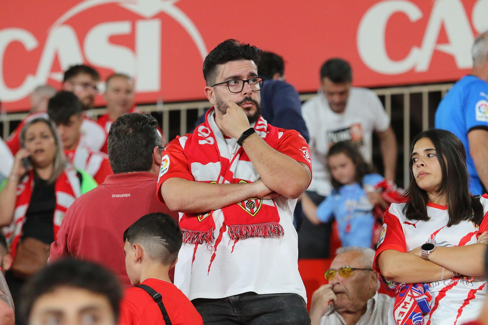 Las imágenes de la decepción de los aficionados del Almería