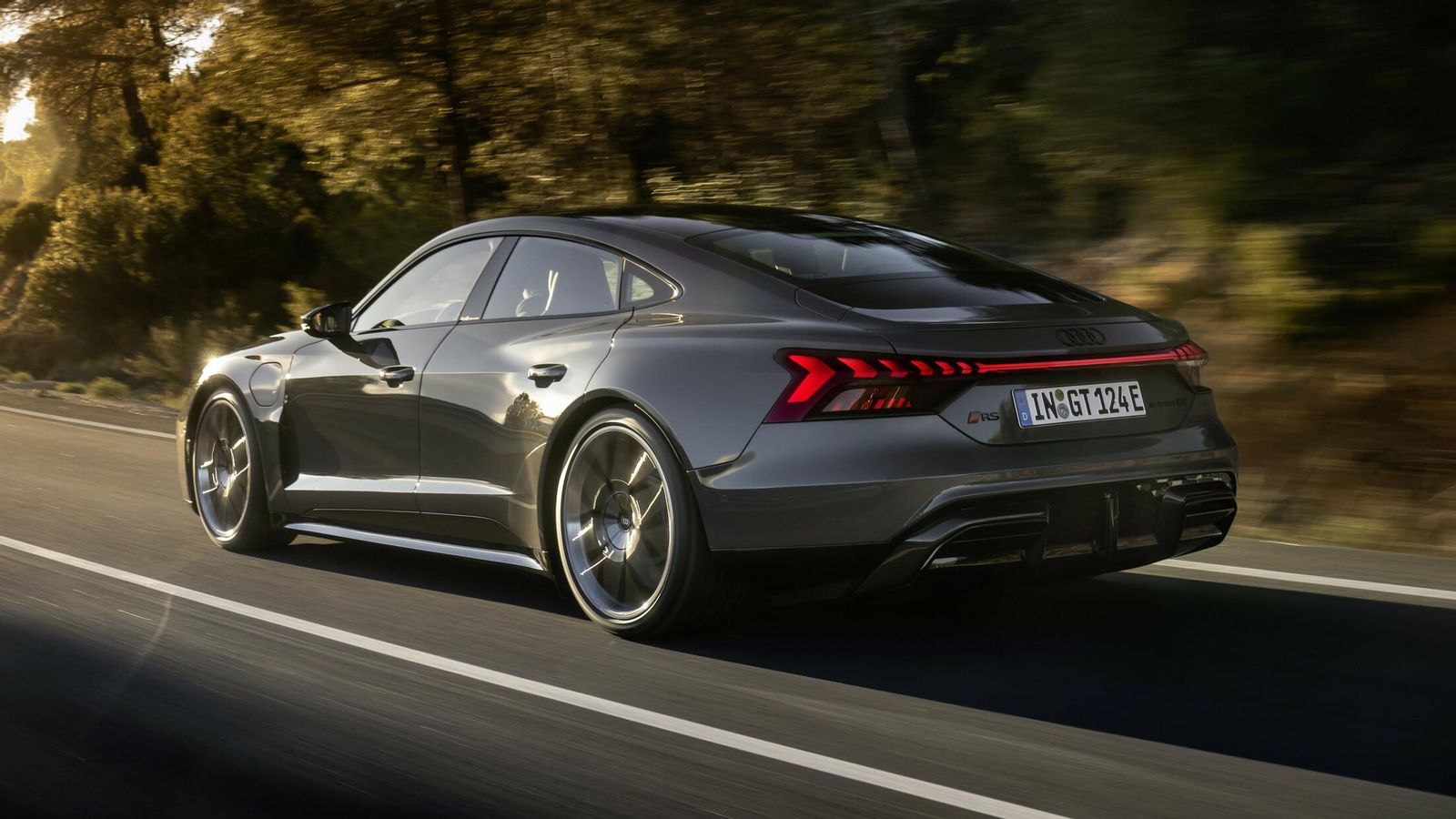 Audi ofrece dos versiones RS del e-tron GT: una con 679 CV (500 kW) y otra, la Performance, de 856 CV (630 kW). Comparten batería con la S e-tron GT. Audi ofrece dos versiones RS del e-tron GT: una con 679 CV (500 kW) y otra, la Performance, de 856 CV (630 kW). Comparten batería con la S e-tron GT.