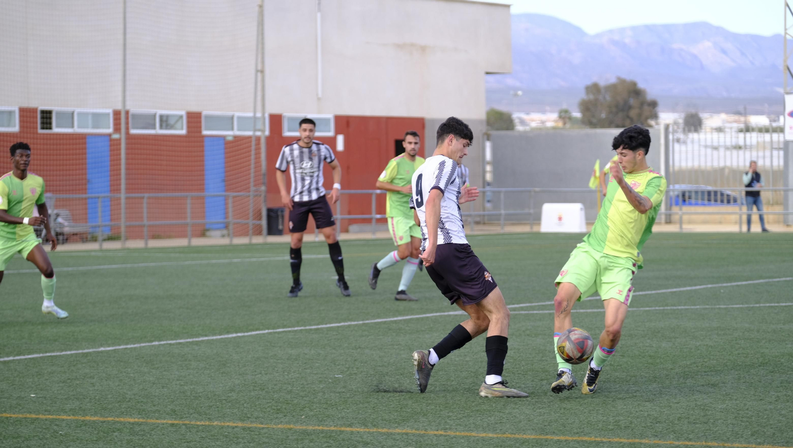 El delantero almeriense Juanjo López disputa un balón durante un encuentro de la pasada temporada con La Cañada.