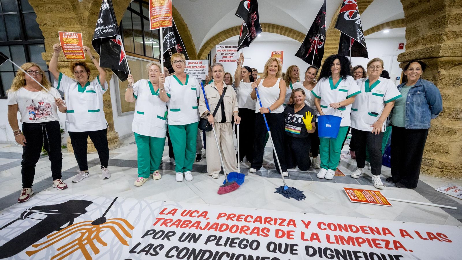 Algunas de las trabajadoras de la limpieza de la Universidad de Cádiz, durante el encierro en Filosofía y Letras.