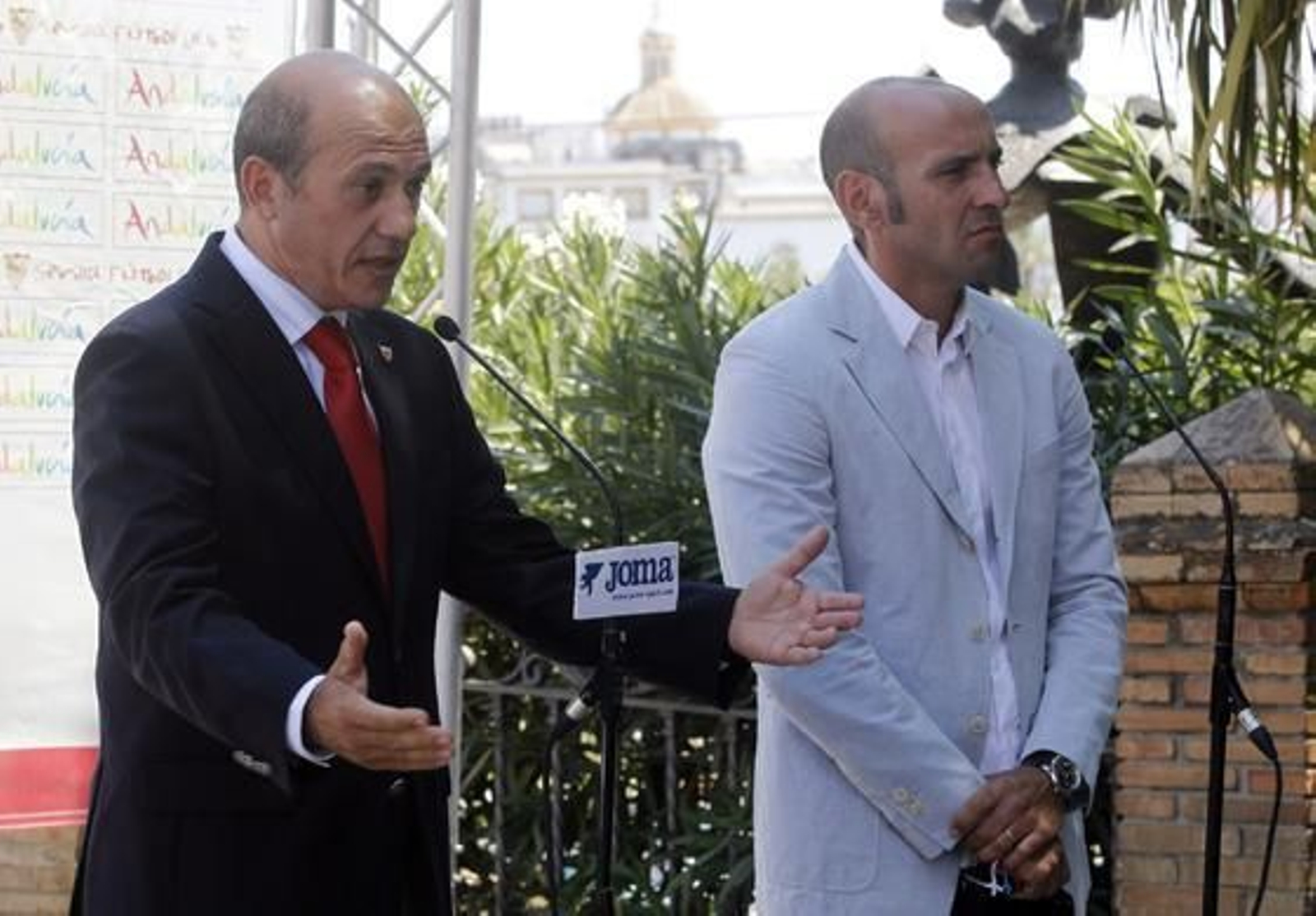 El presidente del Sevilla, José María Del Nido habla ante los micrófonos. A su lado se encuentra Monchi. 

Foto: Antonio Pizarro