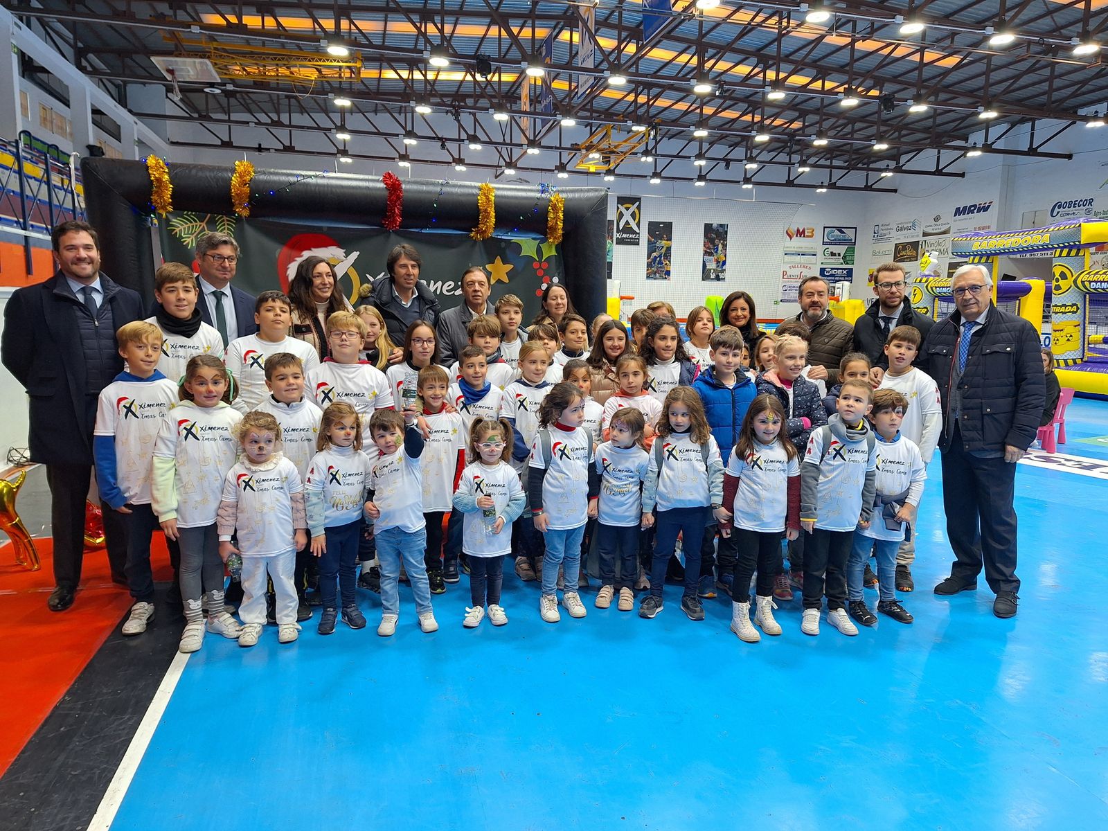 Visita de la consejera Loles López al I Ximénez Xmas Camp 2023 de Puente Genil.