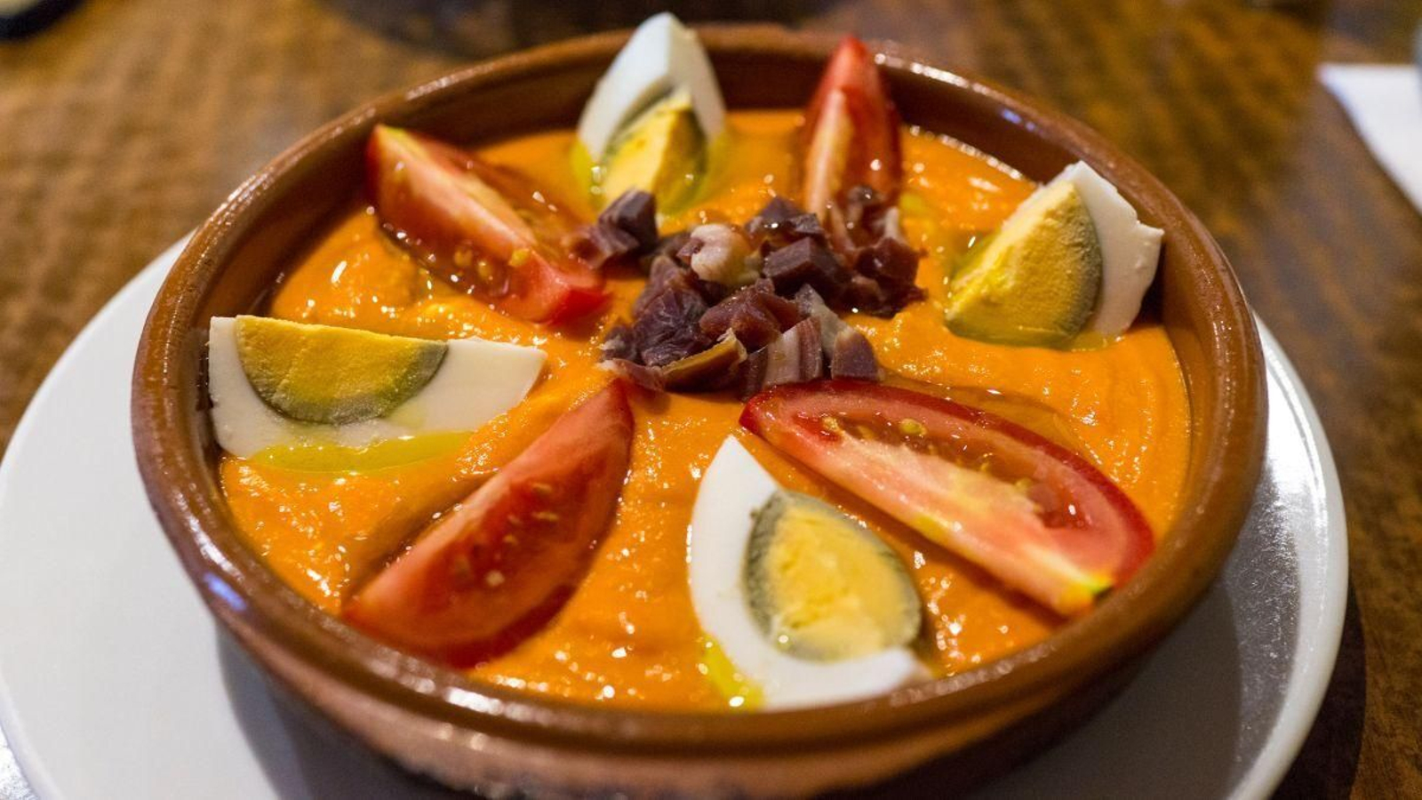 ¿Son el salmorejo y la porra antequerana lo mismo? Desciframos las diferencias entre estos platos tradicionales