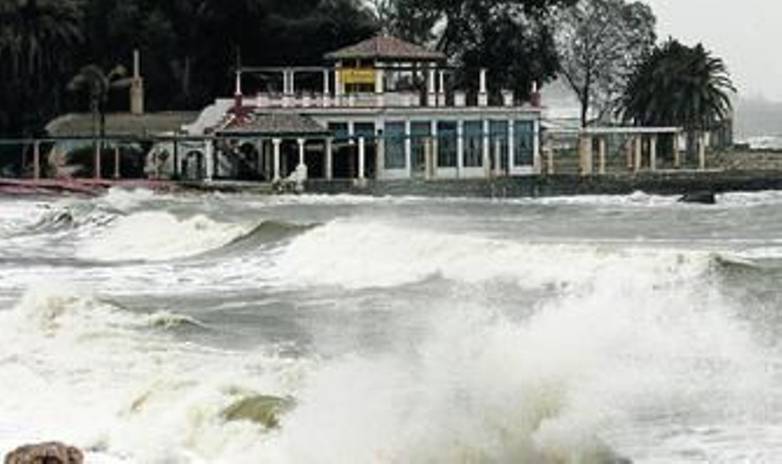 Balneario de los Baños del Carmen de Málaga azotado por un temporal marítimo.
