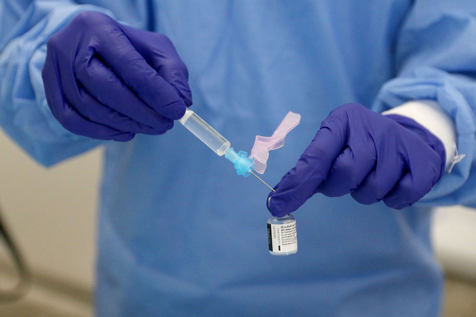 Un sanitario sostiene una dosis de Pfizer en un centro hospitalario de Almería