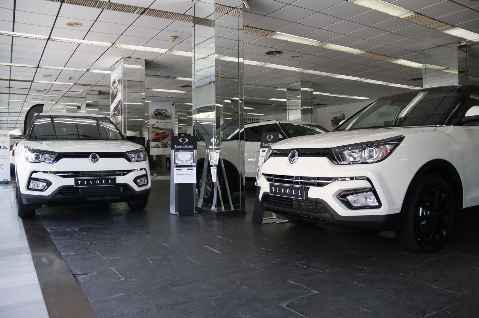 Venta de coches en un concesionario de Huelva.