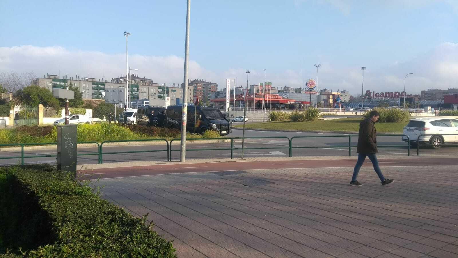 Dispositivo de seguridad en la zona del centro comercial Alcampo.