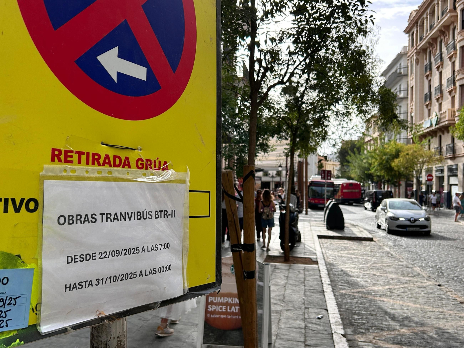 Un cartel con detalles de las obras del tranvibús entre La Campana y Martín Villa.