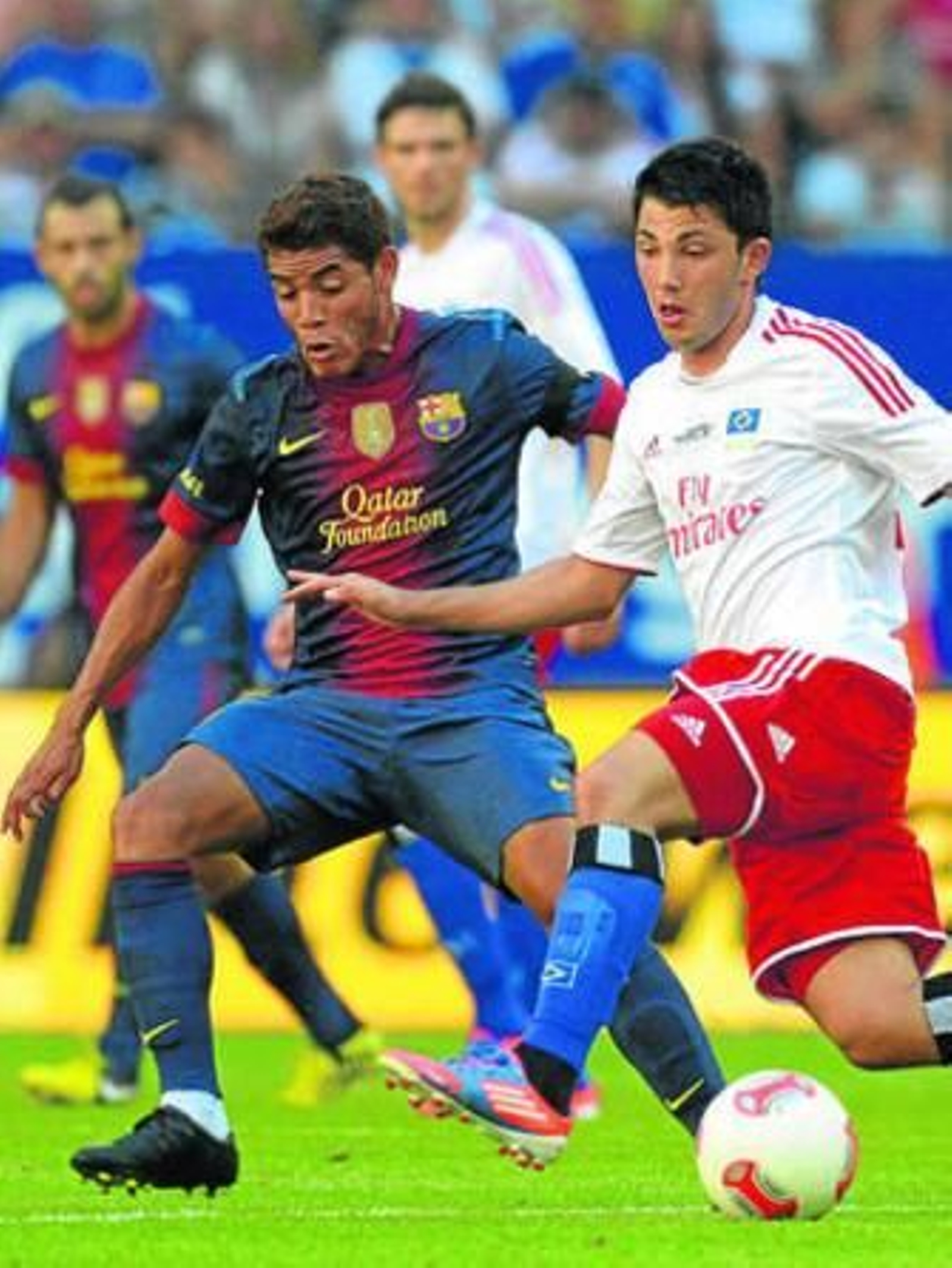 Jonathan dos Santos tapa a Arslan, del Hamburgo, el pasado julio.